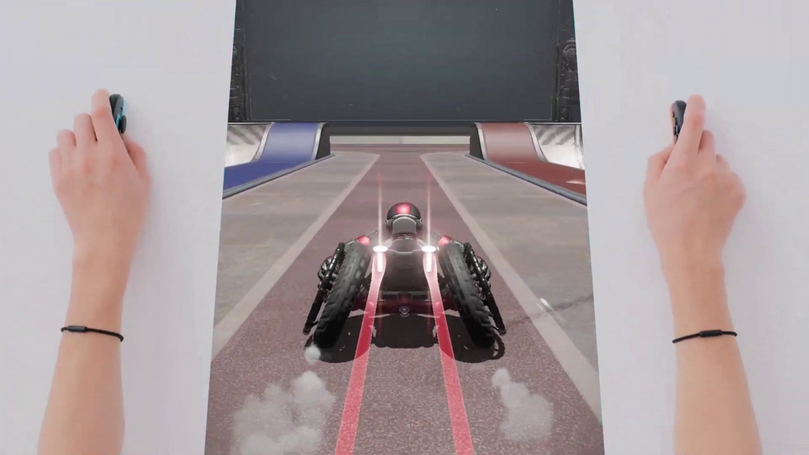 Drag x Drive e due mani che controllano i Joy-Con