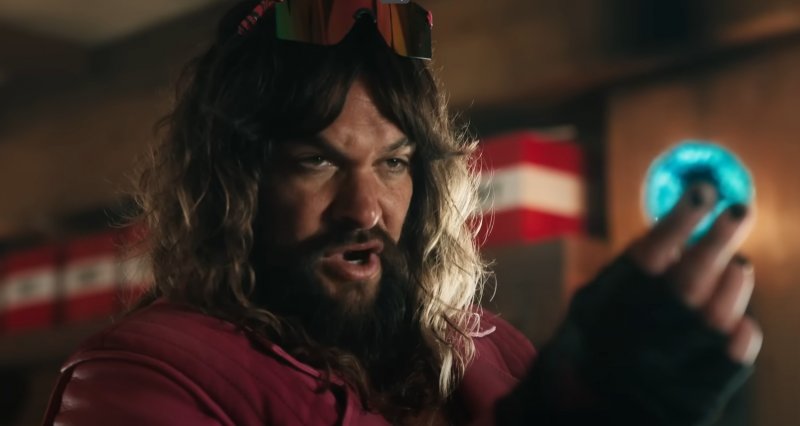 Il personaggio di Jason Momoa è forse il più riuscito, l'unico davvero in grado di strappare qualche risata