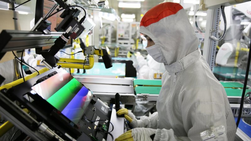 La fabbricazione di un display OLED è un processo complesso che richiede grande precisione La fabbricazione di un display OLED è un processo complesso che richiede grande precisione