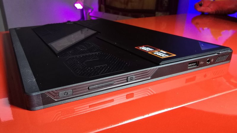 Porte e tasti di controllo sono posti sui lati di ROG Flow Z13 Porte e tasti di controllo sono posti sui lati di ROG Flow Z13