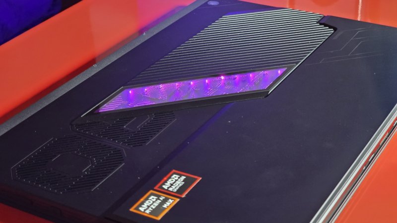ROG Flow Z13 è equipaggiato con la CPU AMD Ryzen AI MAX 390 e iGPU AMD Radeon 8050S ROG Flow Z13 è equipaggiato con la CPU AMD Ryzen AI MAX 390 e iGPU AMD Radeon 8050S