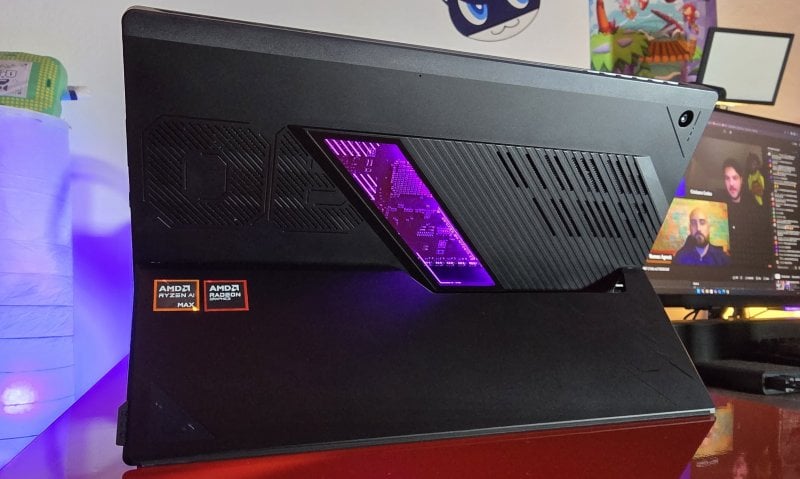 Lo stand di ROG Flow Z13 permette un'apertura fino a 170° Lo stand di ROG Flow Z13 permette un'apertura fino a 170°