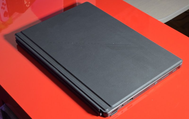 La cover in finta pelle offre un buon grado di protezione e risulta piacevole al tatto La cover in finta pelle offre un buon grado di protezione e risulta piacevole al tatto