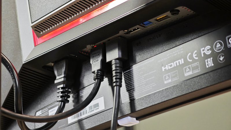 L'accesso alle porte dal basso, come al solito, è poco pratico su monitor curvi di grandi dimensioni, specie quando posta così al centro L'accesso alle porte dal basso, come al solito, è poco pratico su monitor curvi di grandi dimensioni, specie quando posta così al centro