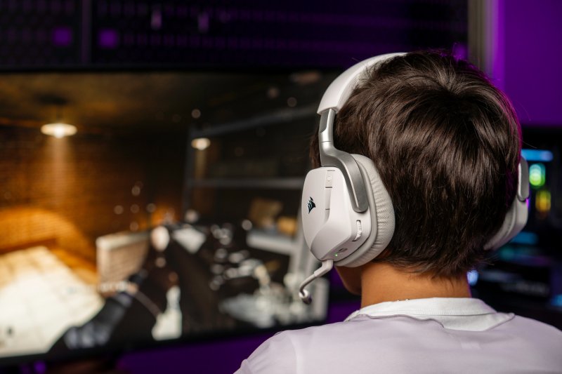 Lo switch per il volume posto dietro il padiglione sinistro delle Corsair VOID WIRELESS V2 è molto pratico e preciso Lo switch per il volume posto dietro il padiglione sinistro delle Corsair VOID WIRELESS V2 è molto pratico e preciso