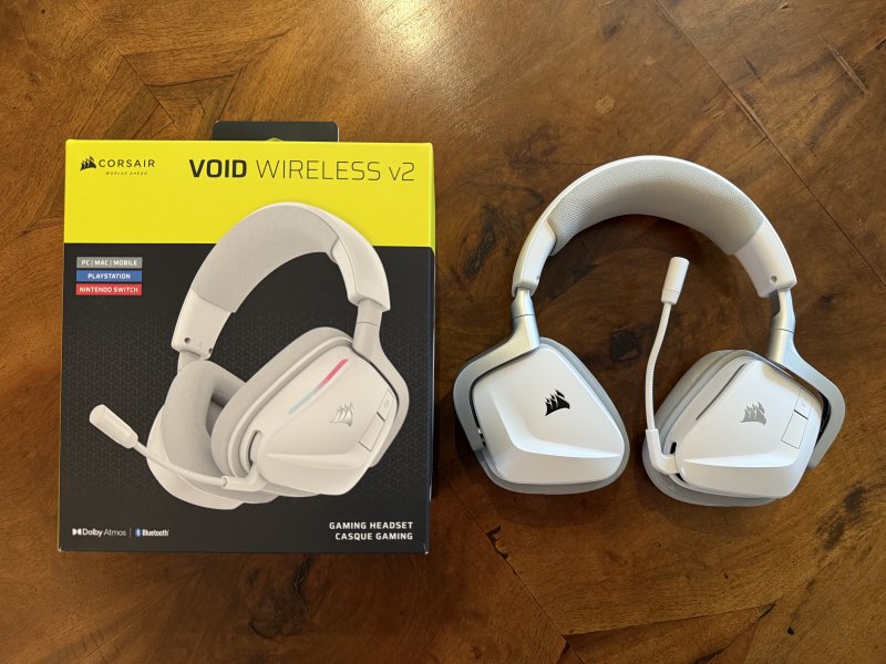 La confezione e le cuffie Corsair VOID WIRELESS V2 posizionate orizzontalmente sul tavolo La confezione e le cuffie Corsair VOID WIRELESS V2 posizionate orizzontalmente sul tavolo