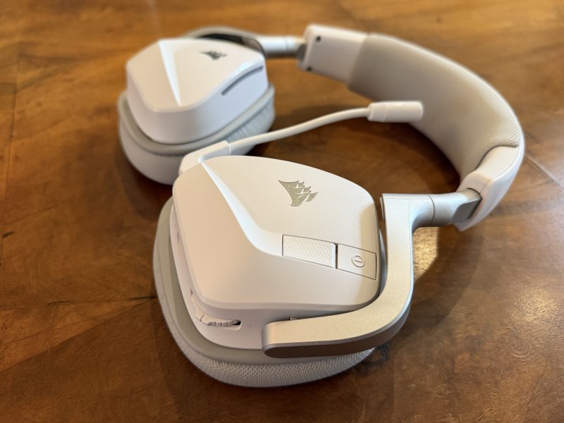 I pulsanti sul padiglione sinistro delle Corsair VOID WIRELESS V2 rovinano parecchio il design elegante del prodotto I pulsanti sul padiglione sinistro delle Corsair VOID WIRELESS V2 rovinano parecchio il design elegante del prodotto