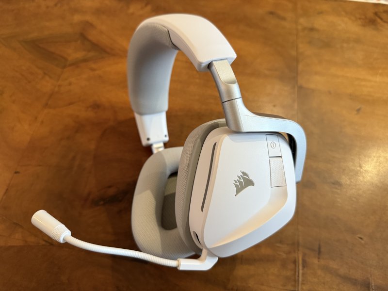 L'asta del microfono delle Corsair VOID WIRELESS V2 è flessibile e regolabile a piacimento L'asta del microfono delle Corsair VOID WIRELESS V2 è flessibile e regolabile a piacimento