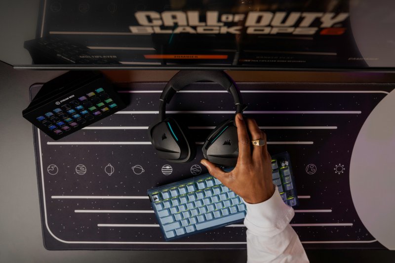 Le cuffie da gaming Corsair VOID WIRELESS V2 nella colorazione nera appoggiate sulla scrivania Le cuffie da gaming Corsair VOID WIRELESS V2 nella colorazione nera appoggiate sulla scrivania