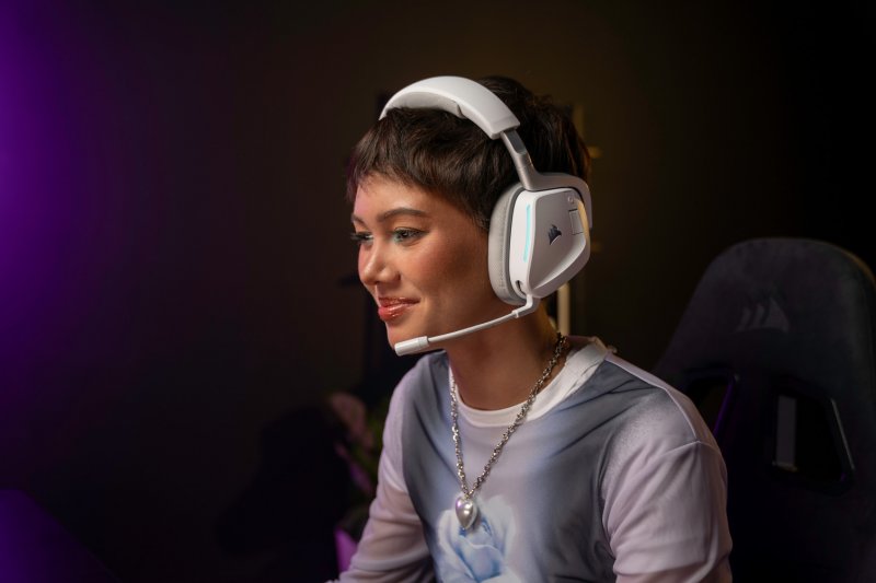 Le cuffie Corsair VOID WIRELESS V2 indossate con il microfono esteso Le cuffie Corsair VOID WIRELESS V2 indossate con il microfono esteso