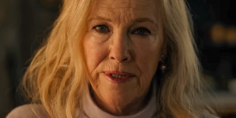 Si può criticare l'introduzione del personaggio, ma la qualità dell'interpretazione di Catherine O'Hara è fuori questione Si può criticare l'introduzione del personaggio, ma la qualità dell'interpretazione di Catherine O'Hara è fuori questione