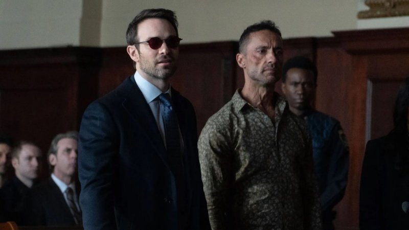 Charlie Cox e Kamar de los Reyes in una scena della serie