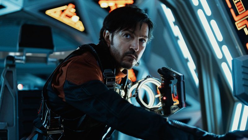 Diego Luna è Cassian Andor in una scena della serie TV.