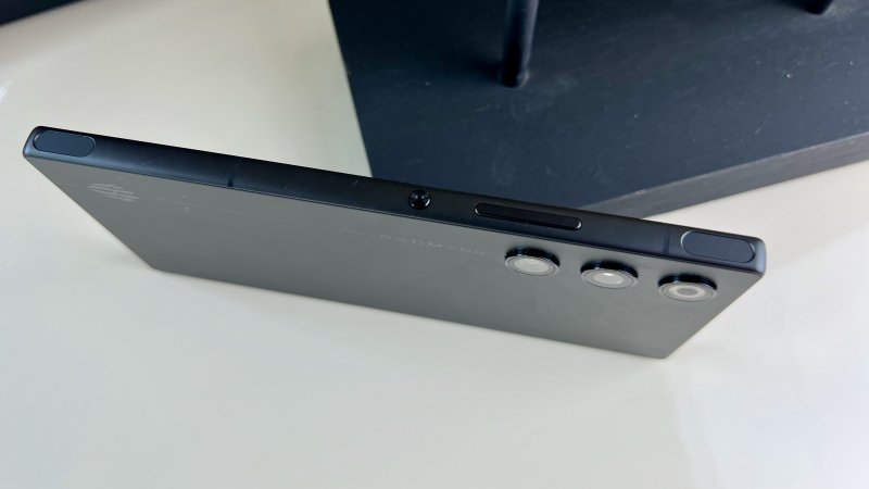 Sul lato destro di REDMAGIC 10 Air ci sono i tasti dorsali capacitivi, ottimi per il gaming