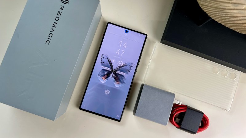 Fra gli accessori di REDMAGIC 10 Air c'è anche il caricabatterie