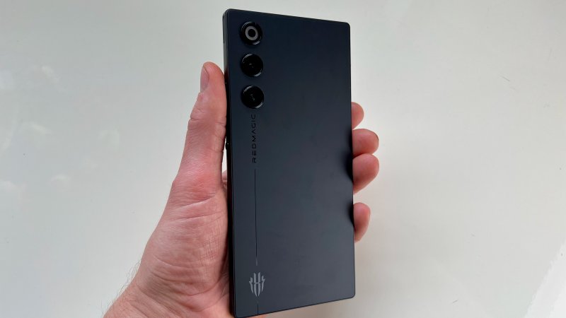 La superficie di REDMAGIC 10 Air ha un effetto opaco che non trattiene le impronte