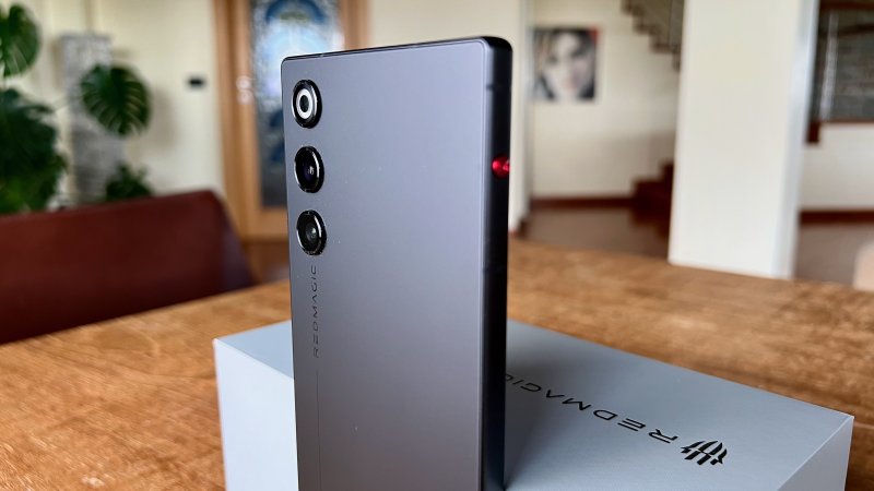 La scocca di REDMAGIC 10 Air: al posto della ventola c'è il flash e un pulsante multifunzione sostituisce lo slider rosso