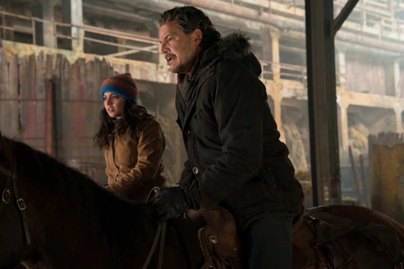 Se nel videogioco Joel è in pattuglia con suo fratello Tommy, nella serie tv sarà Dina ad accompagnare il nostro nel cottage