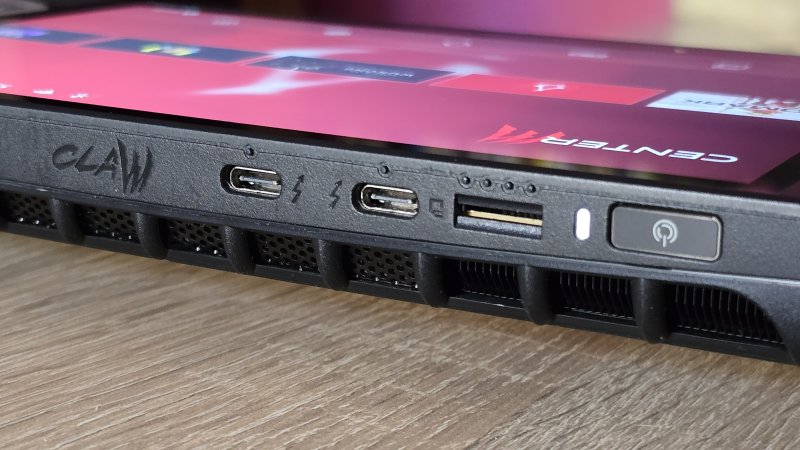 Porte Thundebolt 4, lettore di schede Micro SD e lettore di impronte sono posti nella parte superiore di MSI Claw 8 AI+