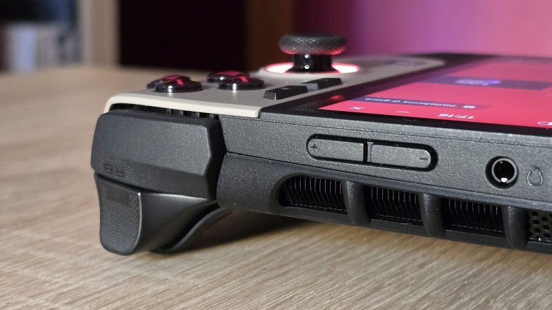 Tasti, bumper, trigger e levette sono di buona qualità e offrono un ottimo feedback