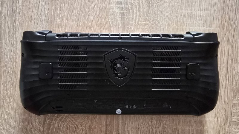 Rispetto al primo modello, MSI Claw 8 AI+ compie un netto passo in avanti sul fronte della qualità costruttiva