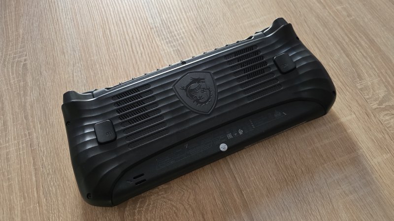 Le ampie ventole di raffreddamento di MSI Claw 8 AI+ sono posizionate nella parte posteriore del dispositivo