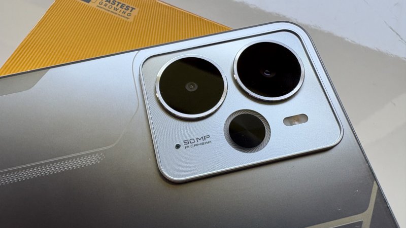 Il Realme 14 5G ha una sola fotocamera posteriore, affiancata da un sensore da 2 MP per la profondità