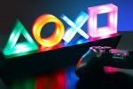 La Luce con i simboli PlayStation reattiva ai suoni è in offerta su Amazon - Notizia