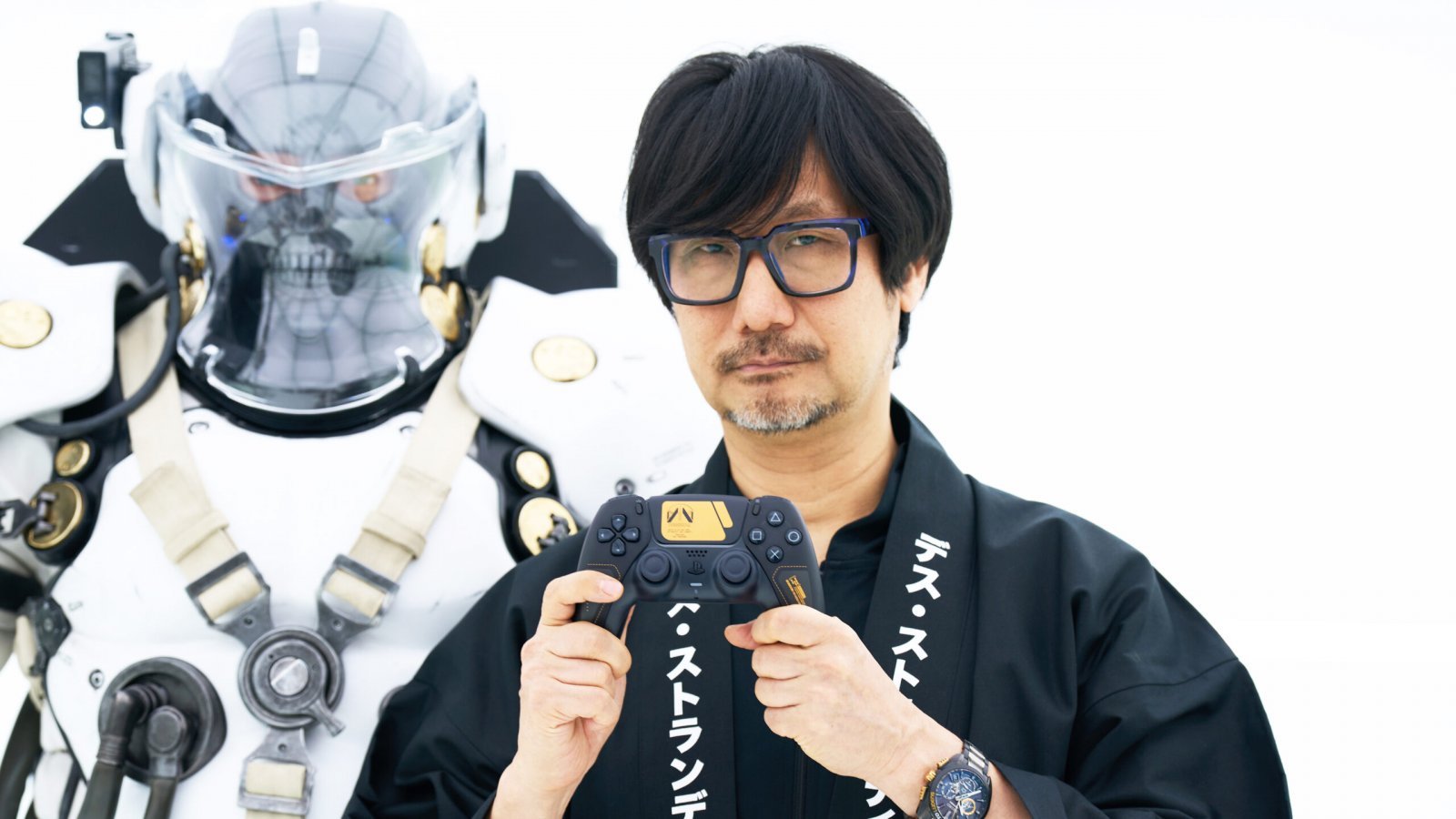 Hideo Kojima con il DualSense di Death Stranding 2