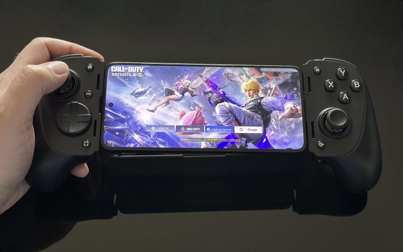Il Razer Kishi Ultra alle prese con la schermata di partenza di Call of Duty: Mobile Il Razer Kishi Ultra alle prese con la schermata di partenza di Call of Duty: Mobile