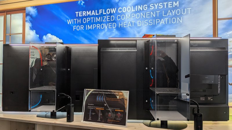 La differente gestione dei flussi d'aria su Z95B (sulla sinistra) rispetto a Z95A (sulla destra): l'esperimento con il fumo bianco mostrato da Panasonic ha evidenziato un notevole miglioramento sul modello di quest'anno La differente gestione dei flussi d'aria su Z95B (sulla sinistra) rispetto a Z95A (sulla destra): l'esperimento con il fumo bianco mostrato da Panasonic ha evidenziato un notevole miglioramento sul modello di quest'anno