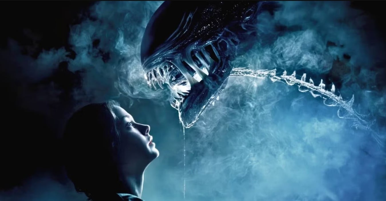 Uno xenomorfo in Alien: Earth sopra una persona avvolti nel vapore