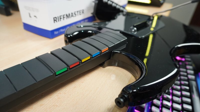 I pulsanti incastonati nel manico indispettiranno inizialmente chi è cresciuto con le chitarre di Guitar Hero I pulsanti incastonati nel manico indispettiranno inizialmente chi è cresciuto con le chitarre di Guitar Hero