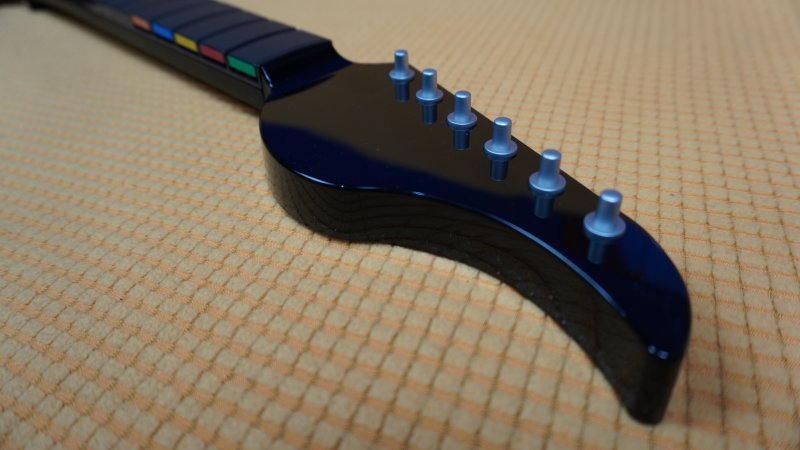 Nella parte posteriore del manico si cela un piccolo, ma pratico stick analogico Nella parte posteriore del manico si cela un piccolo, ma pratico stick analogico