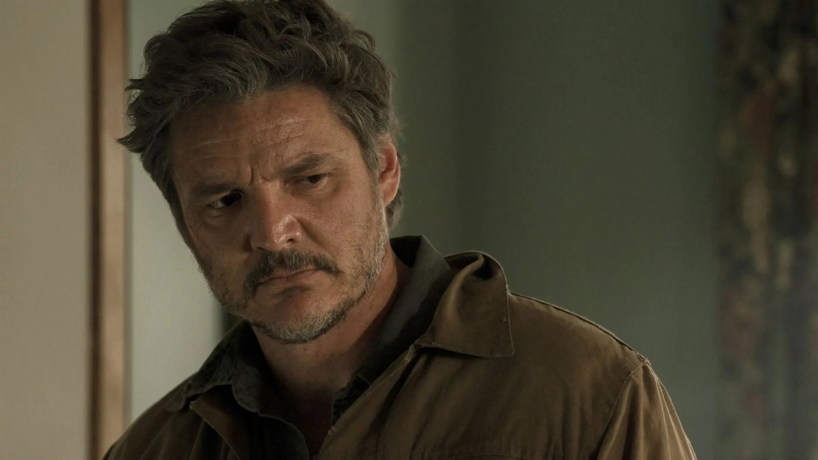 Un primo piano di Joel, interpretato nella serie TV da Pedro Pascal