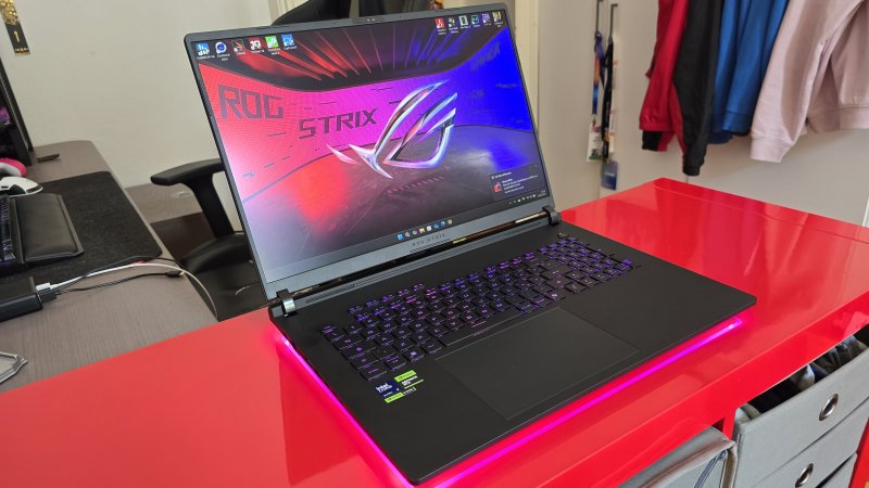 Il pannello di ROG Strix Scar 18 è in grado di raggiungere una luminosità di 1200 nit