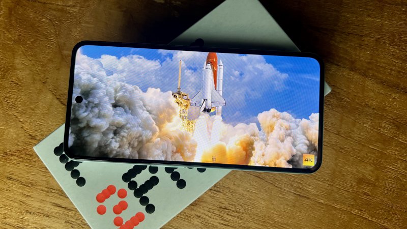 Il display di CMF Phone 2 Pro è di ottima qualità per la fascia di prezzo