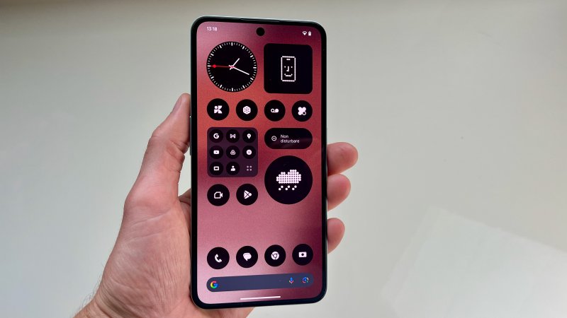 Le cornici dello schermo di CMF Phone 2 Pro sono simmetriche