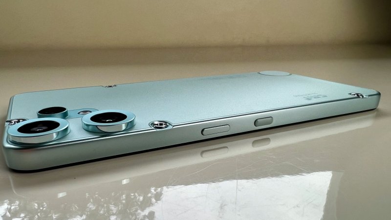 L'Essential Key è posizionata sotto al tasto di accensione