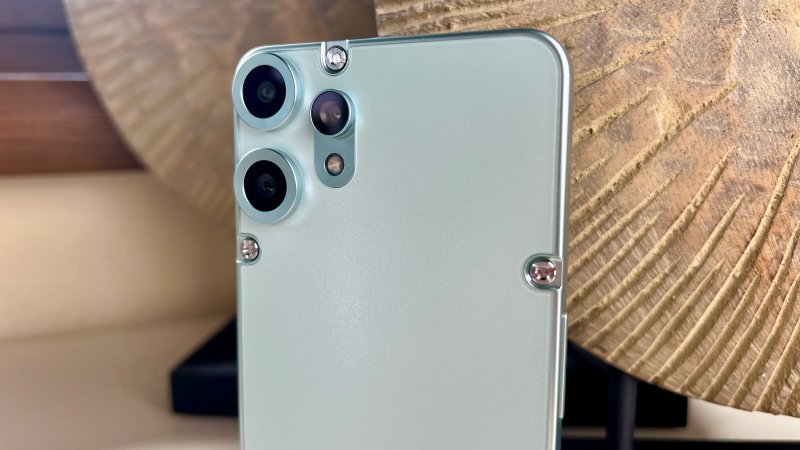 Un dettaglio del modulo fotocamere posteriore di CMF Phone 2 Pro