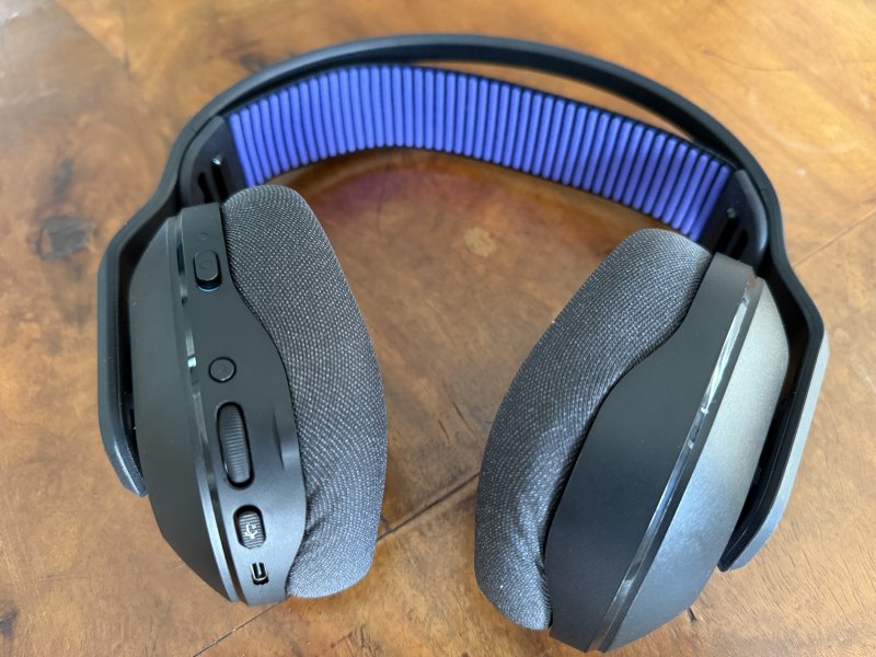 I comandi sul padiglione sinistro delle Logitech G522 sono ben accessibili e distinguibili tra loro