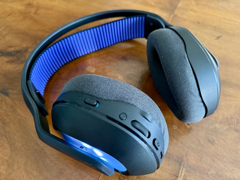 La parte interna dell'archetto delle Logitech G522 ha un inusuale colore viola, distaccato dal resto del design