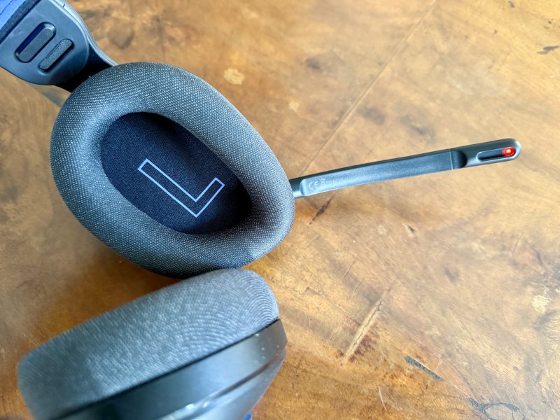 In fondo all'asta del microfono delle Logitech G522 è nascosto un led per indicare lo stato di attivazione