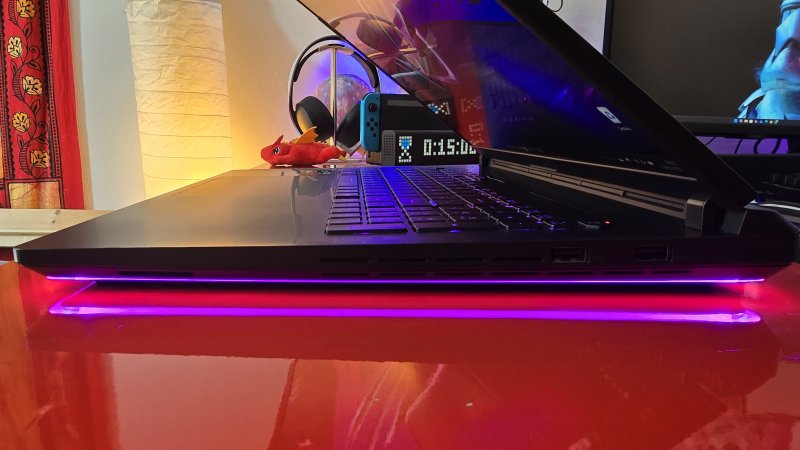 Costruzione e design di ROG Strix SCAR 18 sono di alta qualità