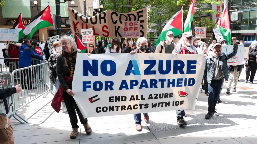 Manifestanti fuori dalla conferenza Build di Microsoft
