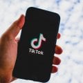 TikTok avvia i test di un sistema basato sull'intelligenza artificiale per individuare i deepfake