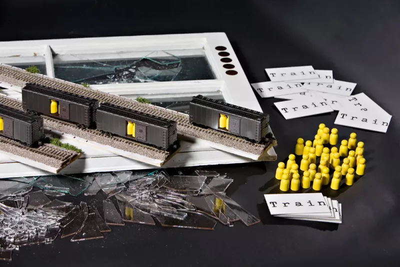 Train è il gioco che non ti aspetti. L'opera che parte come una variante del Gioco dell'Oca, per diventare poi qualcosa di emotivamente più complesso