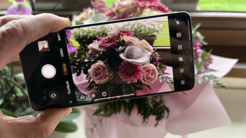 Realme GT 7 ha tre fotocamere posteriori, di cui due molto valide