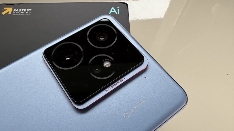 L'isola della fotocamera presenta linee pulite e sobrie