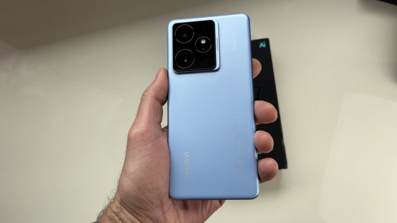 Realme GT 7 non possiede un design originale, ma comunque è molto piacevole